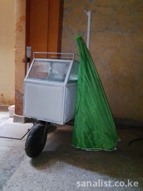 Food vending trolley