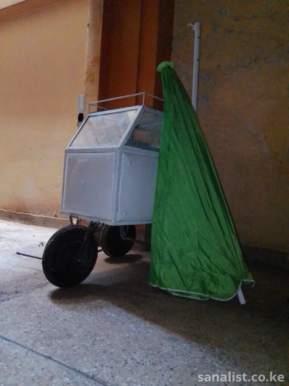 Food vending trolley