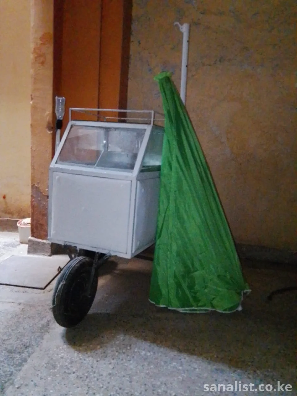 Food vending trolley