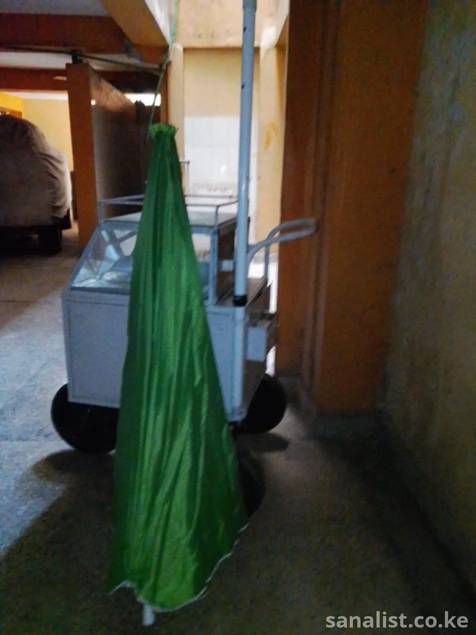 Food vending trolley