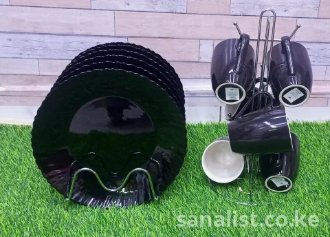 Elegant Black Dinnerware Set - Stylish Plates and Mugs for Modern Dining